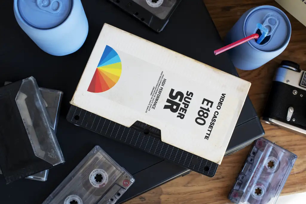 Numérisation de cassettes VHS et audio : cassettes posées sur une table