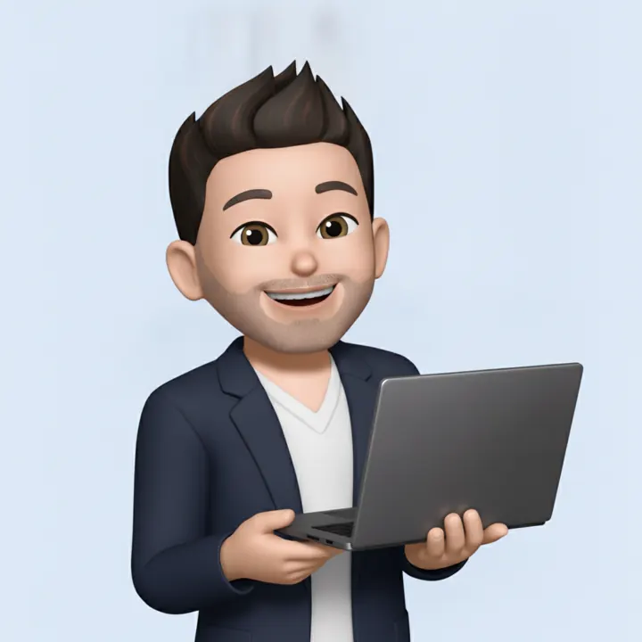 Avatar d’Olivier, fondateur d’Informatique Compiègne, un ordinateur portable entre les mains