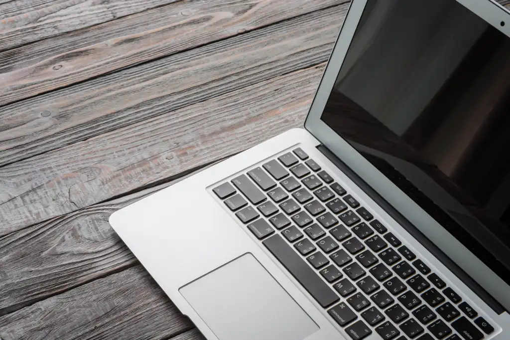 Dépannage à domicile : ordinateur portable sur la table du client