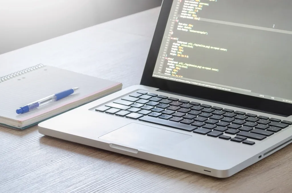 Dépannage et assistance informatique : ordinateur portable sur un bureau
